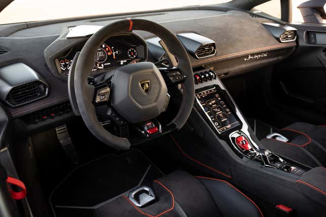 El interior de ante negro del Lamborghini Huracan Sterrato 2024